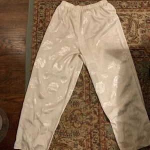 Silky white pants with rose pattern